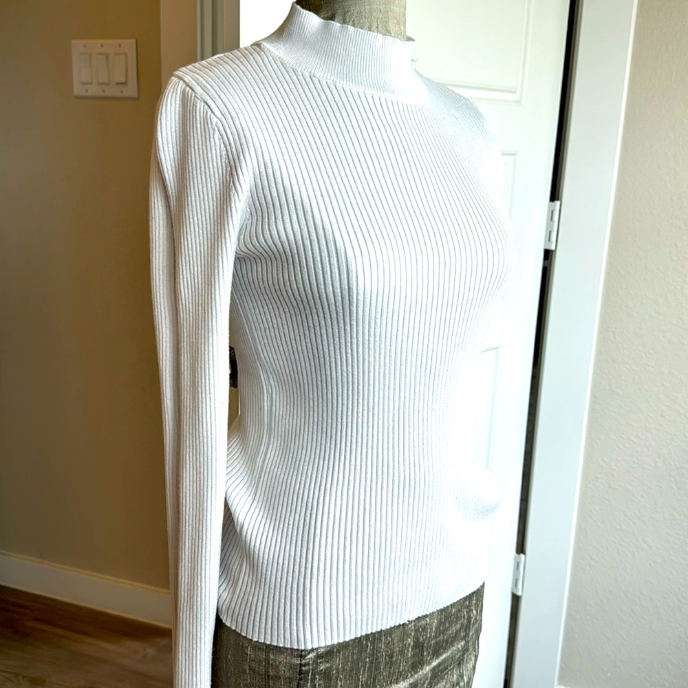 Sweater white with the arms with details
